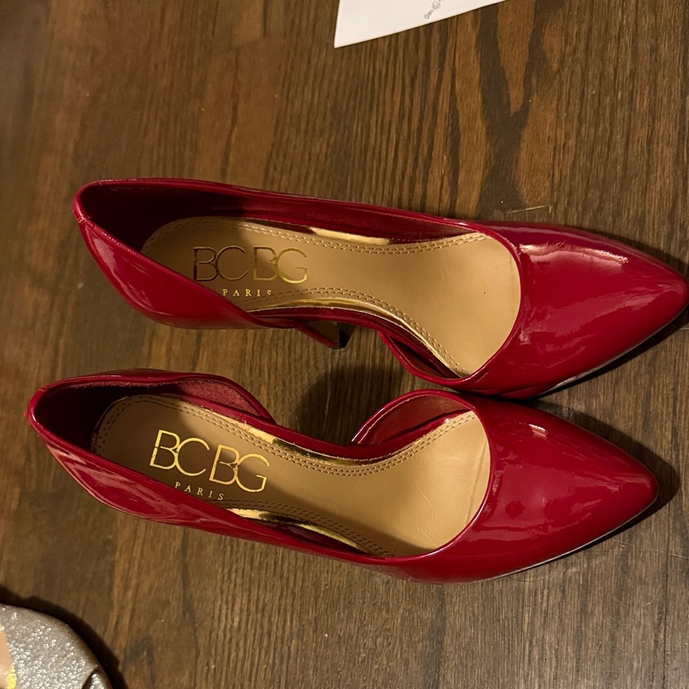WOMANS BCBG PARIS RED HEEL WOMANS 6